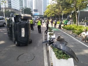 Mobil Terbalik di Jl Jenderal Sudirman Arah Bundaran HI, Lalin Padat Mobil Terbalik di Jl Jenderal Sudirman Arah Bundaran HI, Lalin Padat