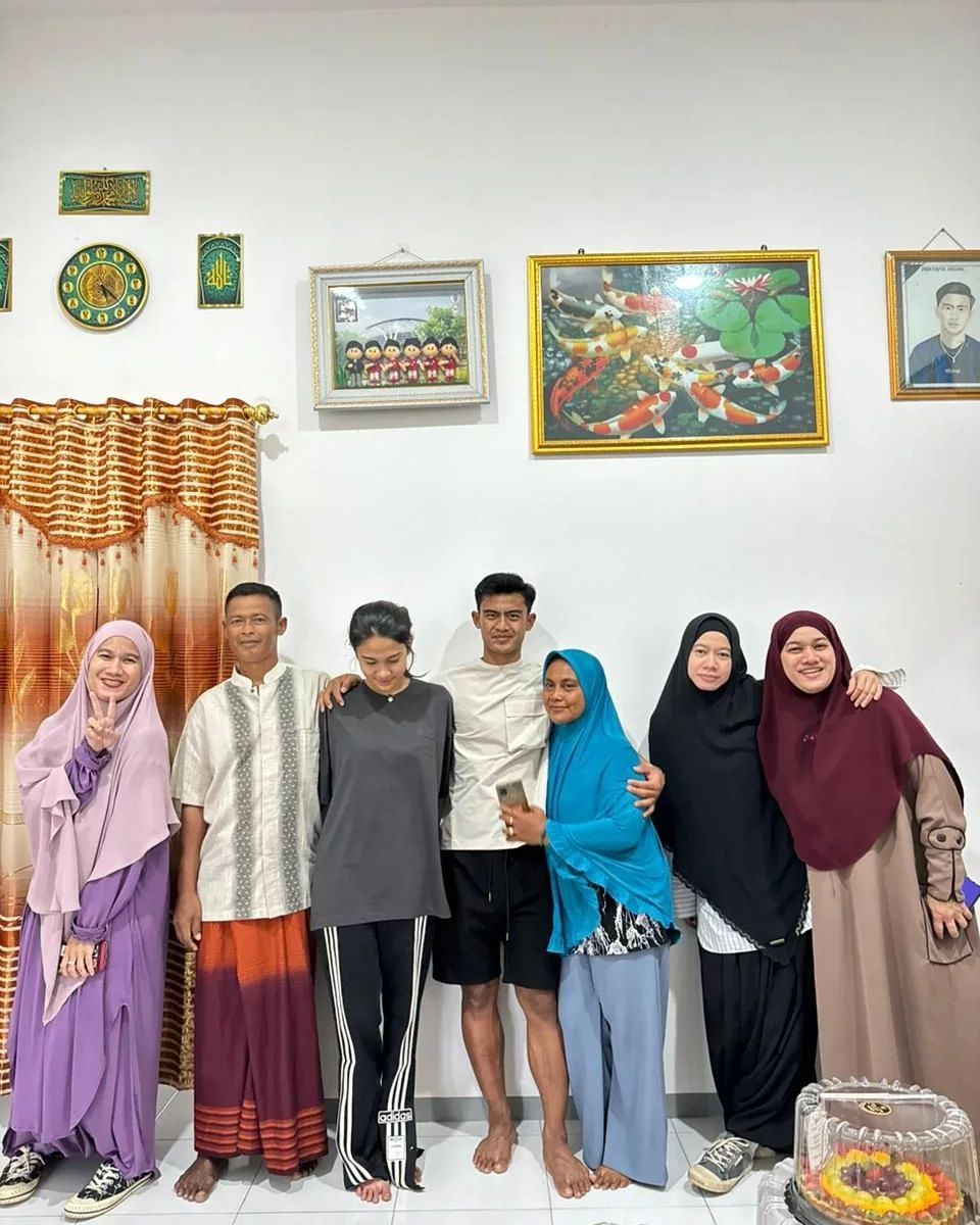 Momen Azizah Salsha dan keluarga berkunjung ke kampung halaman Pratama Arhan di Blora.