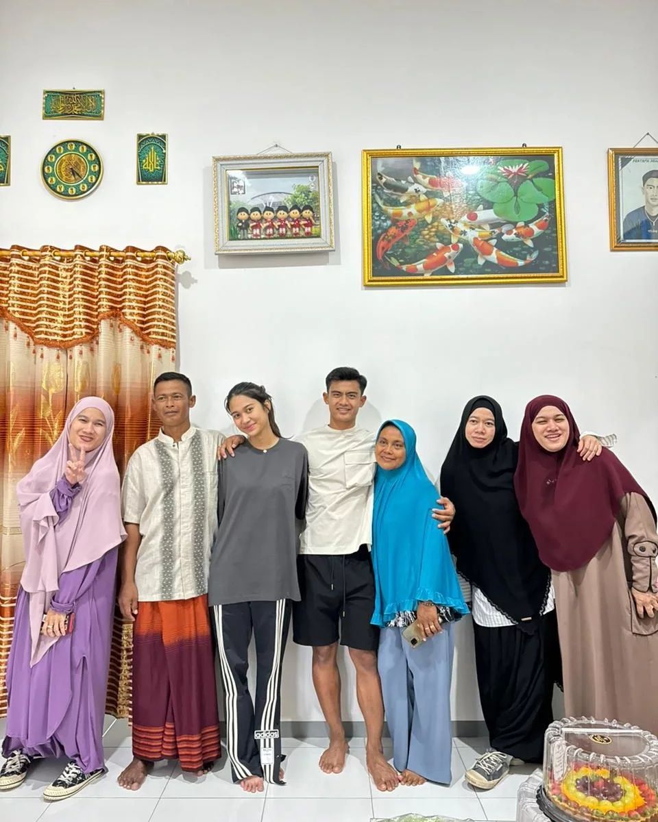 Momen Azizah Salsha dan keluarga berkunjung ke kampung halaman Pratama Arhan di Blora.
