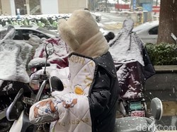 Naik Motor Pakai Selimut Tebal, Cara Unik Orang China Berkendara di Hujan Salju