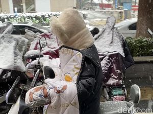 Naik Motor Pakai Selimut Tebal, Cara Unik Orang China Berkendara di Hujan Salju Naik Motor Pakai Selimut Tebal, Cara Unik Orang China Berkendara di Hujan Salju
