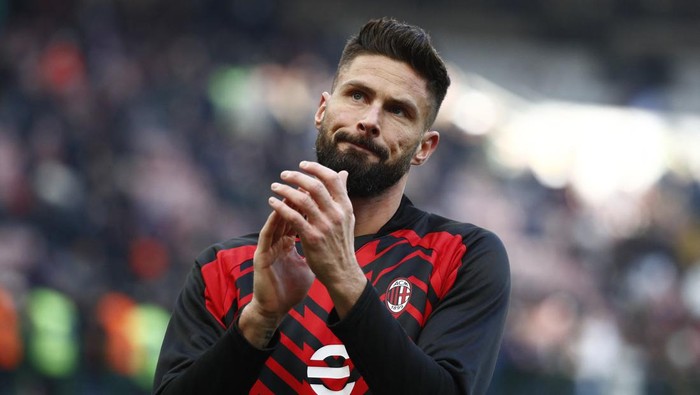 Soccer Football - Serie A - AC Milan v Monza - San Siro, Milan, Italy - December 17, 2023 AC Milans Olivier Giroud applauds fans during the warm up before the match REUTERS/Alessandro Garofalo