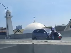 Detik-detik Pemotor Wanita Terobos-Lawan Arah di Tol Layang Makassar