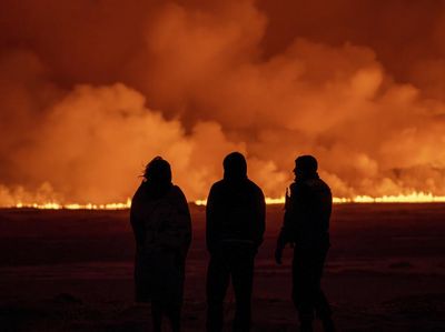Penampakan Muntahan Lava dari Letusan Gunung Berapi di Islandia
