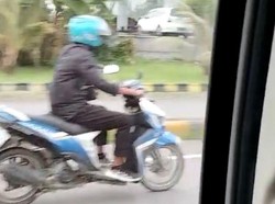 Pemotor Pria Nyelonong Masuk Tol Makassar, Dihalau Petugas