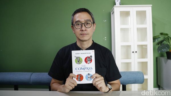 Henry Manampiring, Si Filsuf yang Sukses Jadi Penulis