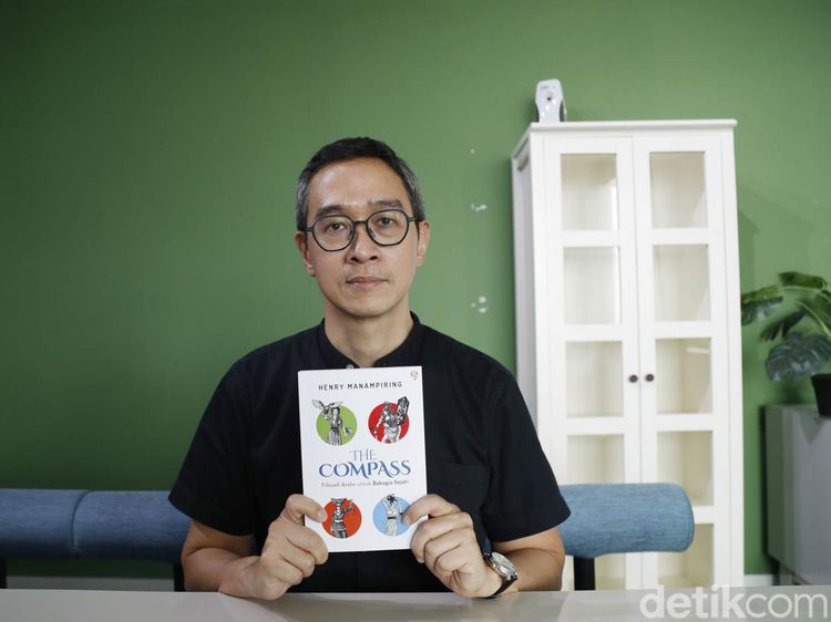 Henry Manampiring: Jejak Sukses Filsuf Menjelma Penulis Berpengaruh