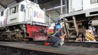 Pernah Lihat Lokomotif Diservis? Begini Nih Penampakannya