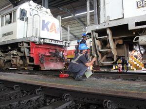 Pernah Lihat Lokomotif Diservis? Begini Nih Penampakannya