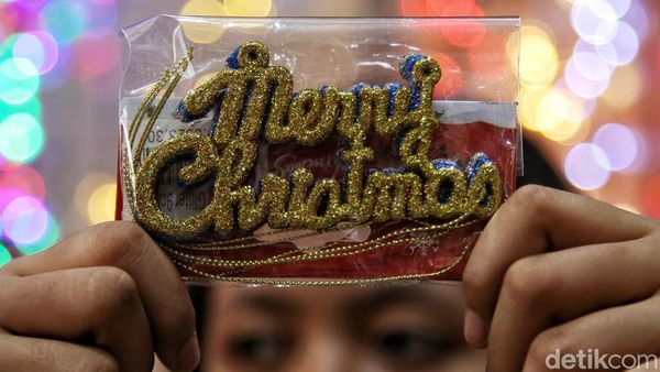 Pernak-pernik Natal Mulai Marak Dijual di Pasar Asemka
