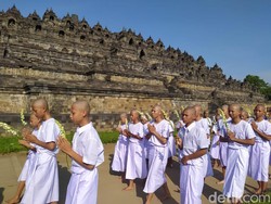 Jelang Ditahbiskan, 500 Calon Bhikkhu Gelar Pradaksina di Candi Borobudur