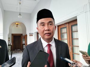 Didesak Buruh Mundur sebagai Pj Gubernur Jabar, Bey: Saya Taat Aturan Didesak Buruh Mundur sebagai Pj Gubernur Jabar, Bey: Saya Taat Aturan