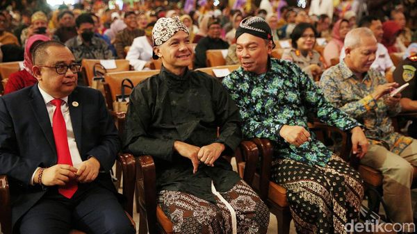 Potret Ganjar Berbaju Adat Jawa di Dies Natalis ke-74 UGM