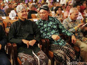 Potret Ganjar Berbaju Adat Jawa di Dies Natalis ke-74 UGM