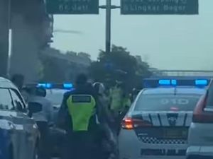 Pengacara Hormati Polisi Tindak Pemotor Masuk Tol Saat Antar Jenazah Istri HRS Pengacara Hormati Polisi Tindak Pemotor Masuk Tol Saat Antar Jenazah Istri HRS
