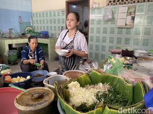 Di Warung Ini Ada Rujak Cingur dan Es Kolak yang Kondang sejak 1969 Di Warung Ini Ada Rujak Cingur dan Es Kolak yang Kondang sejak 1969