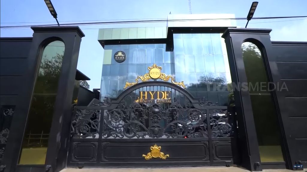 Rumah-Klinik Mewah Tuti Wulandari, Dulu Pedagang Gorengan Kini Bos Skincare Rumah-Klinik Mewah Tuti Wulandari, Dulu Pedagang Gorengan Kini Bos Skincare