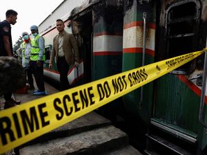 Penampakan Kereta Api di Bangladesh Ludes Dibakar Pendemo Penampakan Kereta Api di Bangladesh Ludes Dibakar Pendemo
