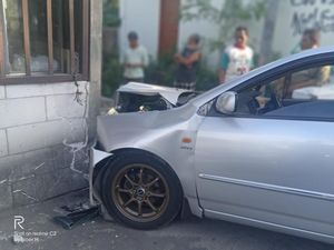 Brak! Sedan Tabrak Warung di Kasongan Bantul gegara Hindari Pemotor
