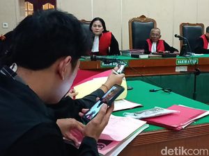 Hakim Tegur Ketua OKP Ancam Bunuh Jurnalis di Medan: Ngapain Komat-kamit Hakim Tegur Ketua OKP Ancam Bunuh Jurnalis di Medan: Ngapain Komat-kamit