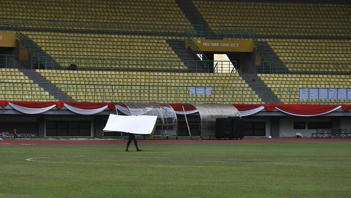 Seorang pekerja menyelesaikan pembuatan panggung untuk acara di Stadion Patriot Chandrabhaga di Bekasi, Jawa Barat, Selasa (19/12/2023). Stadion Patriot merupakan salah satu dari 22 Stadion yang akan direnovasi Kementerian Pekerjaan dan Perumahan Rakyat (PUPR) yang dikategorikan rusak sedang dan akan dikerjakan pada akhir Desember 2023. ANTARA FOTO/ Fakhri Hermansyah/rwa.