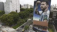 Mural baru pemain sepak bola Lionel Messi terpampang di pusat kota Buenos Aires, Argentina, Senin (18/12/2023).