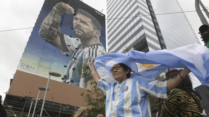 A new mural of soccer player Lionel Messi is unveiled in downtown Buenos Aires, Argentina, Monday, Dec. 18, 2023, one year after his national Argentine team won the World Cup tournament. (AP Photo/Gustavo Garello)