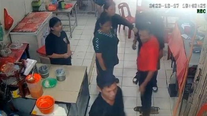 Tangkapan layar video seorang preman minta uang ke warung makan di Jalan Wahidin, Kota Medan. (dok. CCTV Warga)