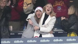 7 Potret Taylor Swift Bucin Dukung Pacar di Lapangan, Bestie Baru Disorot
