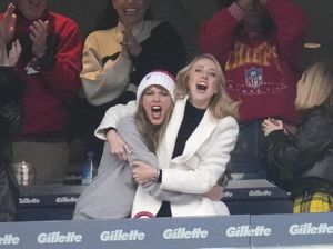 7 Potret Taylor Swift Bucin Dukung Pacar di Lapangan, Bestie Baru Disorot