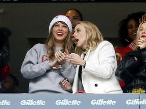 Travis Kelce Kalah Tanding, Taylor Swift Setia Temani-Gandeng Tangan