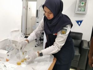 Masinis dan Kru KA di Stasiun Blitar Jalani Tes Narkoba Dadakan Masinis dan Kru KA di Stasiun Blitar Jalani Tes Narkoba Dadakan