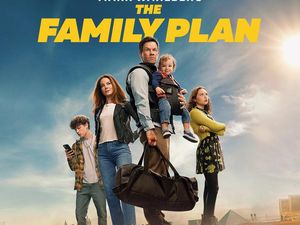 Review The Family Plan: Liburan Keluarga yang Berdarah