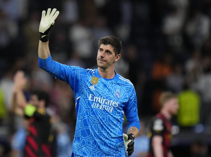 FILE - Real Madrid's goalkeeper Thibaut Courtois waves to fans at the end of the Champions League semifinal first leg soccer match between Real Madrid and Manchester City at the Santiago Bernabeu stadium in Madrid, Spain, Tuesday, May 9, 2023. Real Madrid says goalkeeper Thibaut Courtois has torn a ligament in his left knee and will require surgery. Local media reports that the injury occurred during training. (AP Photo/Manu Fernandez, File)