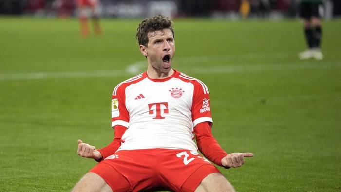 FILE - Bayerns Thomas Mueller celebrates a goal that was later disallowed by a VAR decision during the German Bundesliga soccer match between Bayern Munich and Stuttgart in Munich, Germany, Sunday, Dec. 17, 2023. Bayern Munich has handed experienced forward Thomas Müller a one-year contract extension through to the end of the 2024-25 season, putting him within sight of the clubs all-time appearance record.(AP Photo/Matthias Schrader, File)