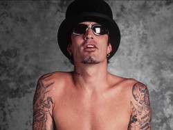 Tommy Lee Disebut Lakukan Kekerasan Seksual di Helikopter