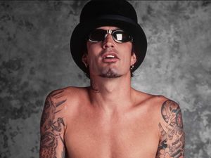 Tommy Lee Disebut Lakukan Kekerasan Seksual di Helikopter Tommy Lee Disebut Lakukan Kekerasan Seksual di Helikopter