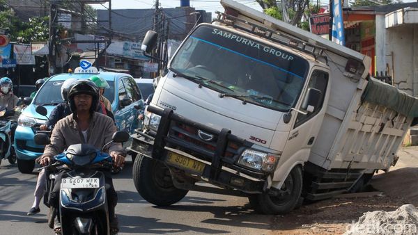 Truk Terperosok di Cirendeu Tangsel, Lalin Macet