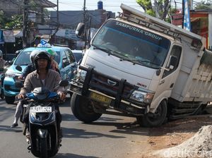 Truk Terperosok di Cirendeu Tangsel, Lalin Macet Truk Terperosok di Cirendeu Tangsel, Lalin Macet