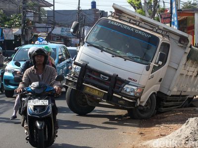 Truk Terperosok di Cirendeu Tangsel, Lalin Macet