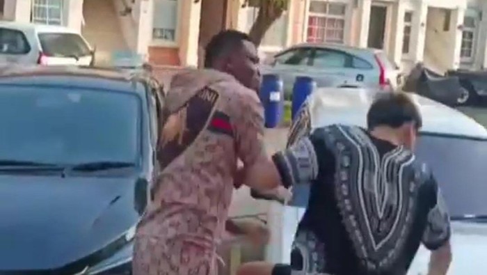 Viral pesepakbola Egwuatu Godstime Ouseloka menampar pria di Tangerang.