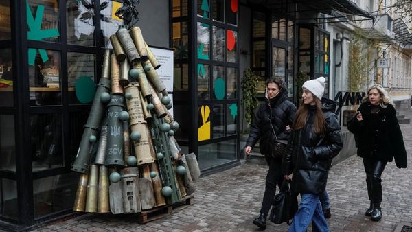 Warga Ukraina Bikin Pohon Natal dari Peluru Bekas dan Serpihan Roket