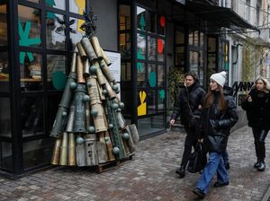 Warga Ukraina Bikin Pohon Natal dari Peluru Bekas dan Serpihan Roket