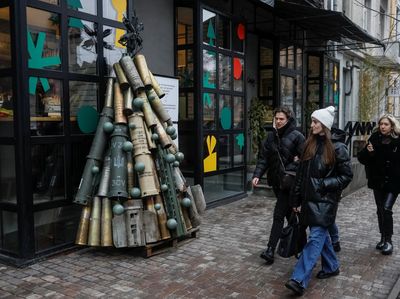 Warga Ukraina Bikin Pohon Natal dari Peluru Bekas dan Serpihan Roket