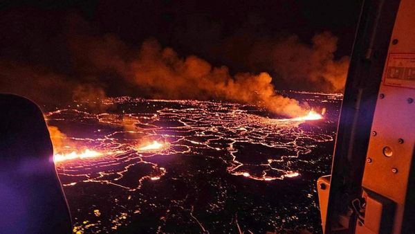 Penampakan Aliran Lava Gunung Berapi di Islandia Bak Neraka Bumi