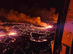 Lava Mengalir Lewati Kota, Islandia Pastikan Penerbangan Aman Lava Mengalir Lewati Kota, Islandia Pastikan Penerbangan Aman