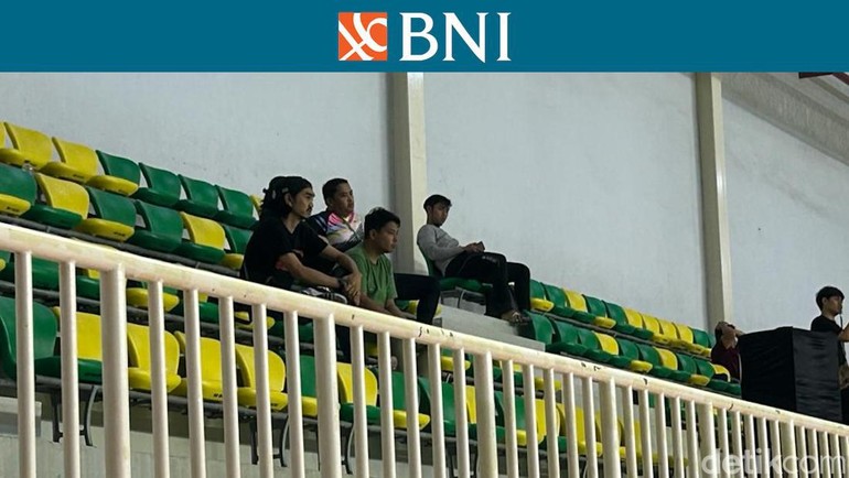 Di GOR UNJ, Jakarta, Duta fokus ke lapangan memantau aksi putranya, Bima Al Ayman Modjo. Foto: Mercy Raya/detikcom