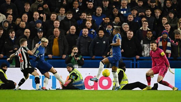 Soccer Football - Carabao Cup - Quarter Final - Chelsea v Newcastle United - Stamford Bridge, London, Britain - December 19, 2023 Chelsea's Mykhailo Mudryk scores their first goal REUTERS/Dylan Martinez NO USE WITH UNAUTHORIZED AUDIO, VIDEO, DATA, FIXTURE LISTS, CLUB/LEAGUE LOGOS OR 'LIVE' SERVICES. ONLINE IN-MATCH USE LIMITED TO 45 IMAGES, NO VIDEO EMULATION. NO USE IN BETTING, GAMES OR SINGLE CLUB/LEAGUE/PLAYER PUBLICATIONS.