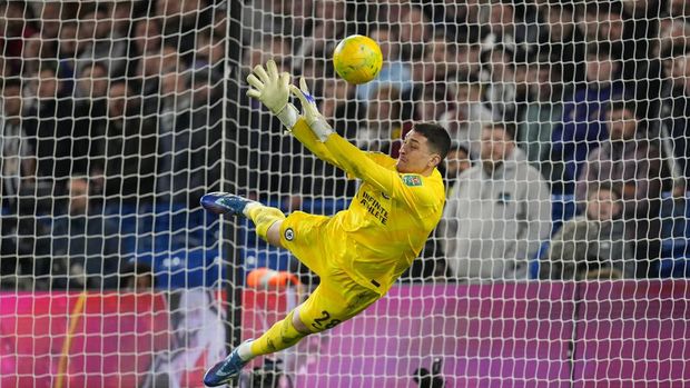 Chelsea's goalkeeper Djordje Petrovic saves a shot from Newcastle's Matt Ritchie during a penalty shoot out during the English League Cup quarterfinal soccer match between Chelsea and Newcastle United at Stamford Bridge in London, Tuesday, Dec. 19, 2023. Chelsea won the match 4-2 on a penalty shoot out after the match ended 1-1. (AP Photo/Kirsty Wigglesworth)