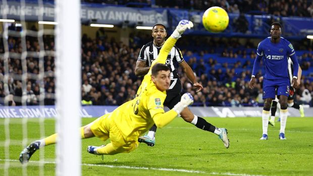 Soccer Football - Carabao Cup - Quarter Final - Chelsea v Newcastle United - Stamford Bridge, London, Britain - December 19, 2023 Newcastle United's Callum Wilson scores their first goal Action Images via Reuters/Peter Cziborra NO USE WITH UNAUTHORIZED AUDIO, VIDEO, DATA, FIXTURE LISTS, CLUB/LEAGUE LOGOS OR 'LIVE' SERVICES. ONLINE IN-MATCH USE LIMITED TO 45 IMAGES, NO VIDEO EMULATION. NO USE IN BETTING, GAMES OR SINGLE CLUB/LEAGUE/PLAYER PUBLICATIONS.